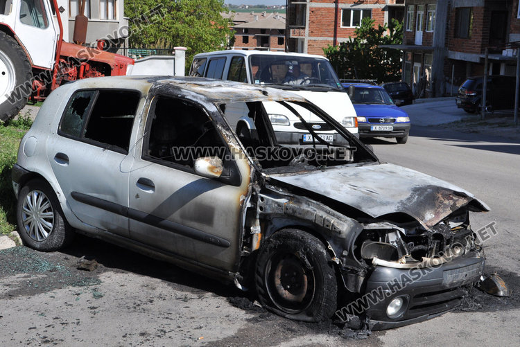 Рено на търговка изгоря в среднощна клада в Червена стена