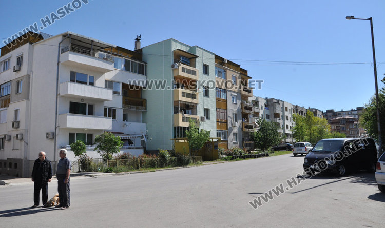 Рено на търговка изгоря в среднощна клада в Червена стена