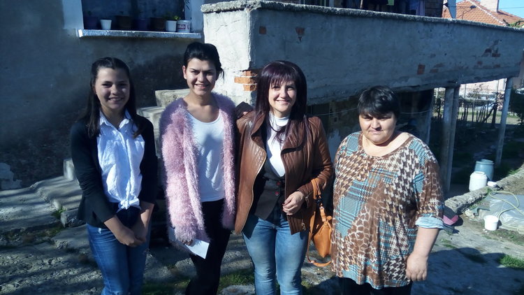 Цвета Караянчева дари средства на абитуриентка в нужда