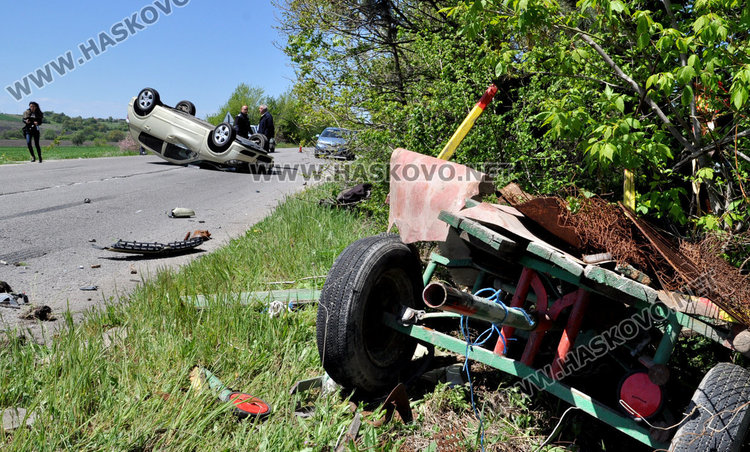 Опел Астра се заби в каруца и се обърна по таван край Хасково