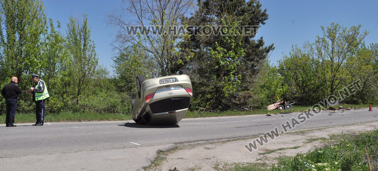 Опел Астра се заби в каруца и се обърна по таван край Хасково