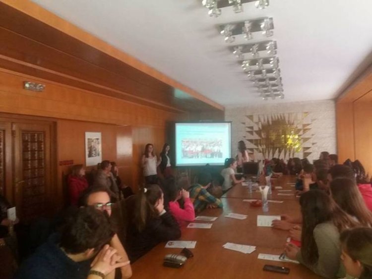 Да се въведат ли задължителни ученически униформи дебатираха тийнейджъри