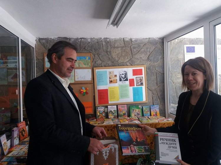 И кмета подари книги на ОУ „Иван Вазов“