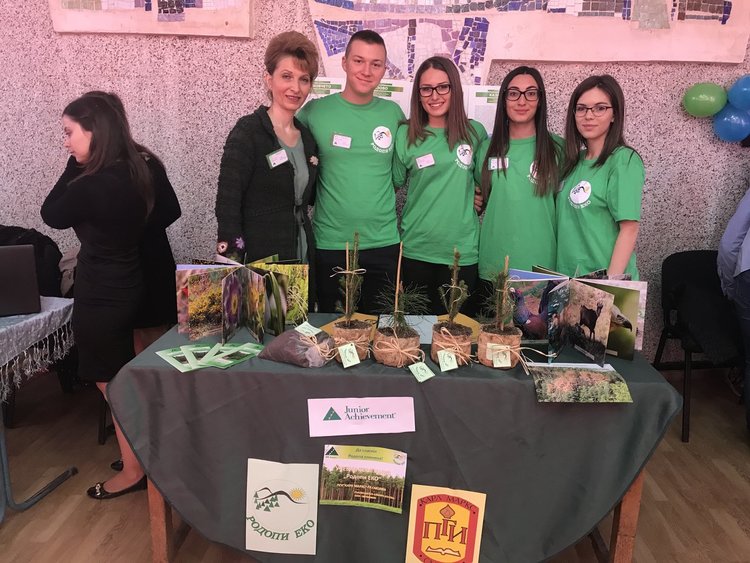 Учебната компания на Професионалната гимназия по икономика ще участва в национално състезание