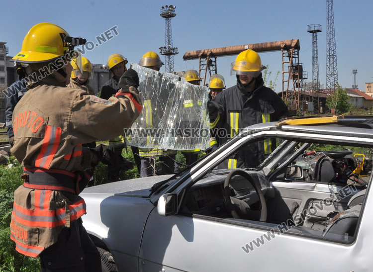 Пожарникари на тренинг за спасяване на пострадали в катастрофи