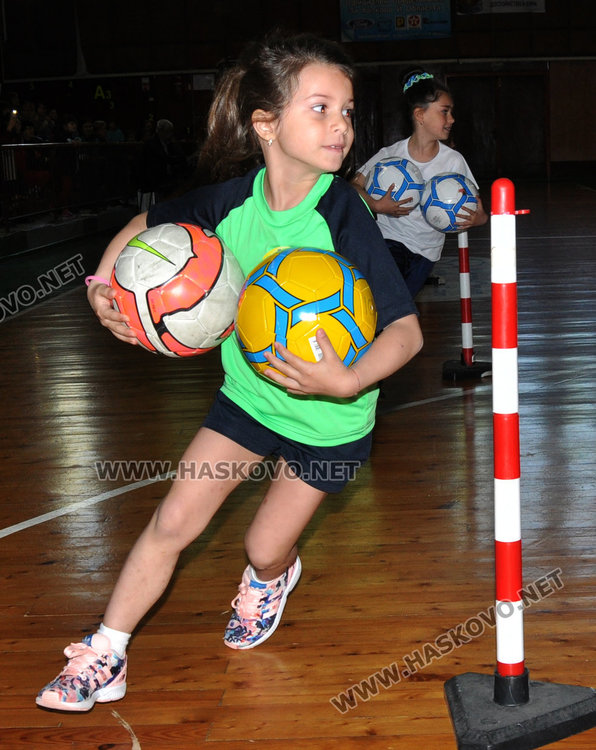 4 забавачки в състезание „Най-малките слънца на Хасково“