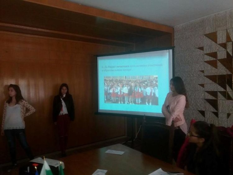 Да се въведат ли задължителни ученически униформи дебатираха тийнейджъри