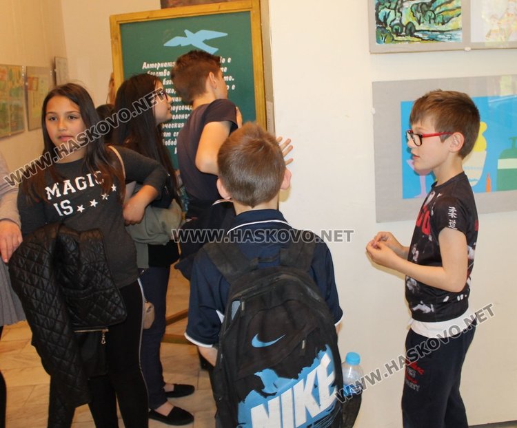 Малки художници от СУ "Любен Каравелов" откриха своя първа изложба