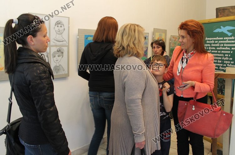 Малки художници от СУ "Любен Каравелов" откриха своя първа изложба