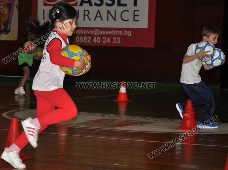 4 забавачки в състезание „Най-малките слънца на Хасково“