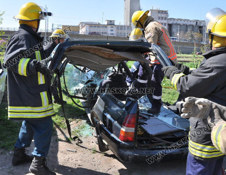 Пожарникари на тренинг за спасяване на пострадали в катастрофи