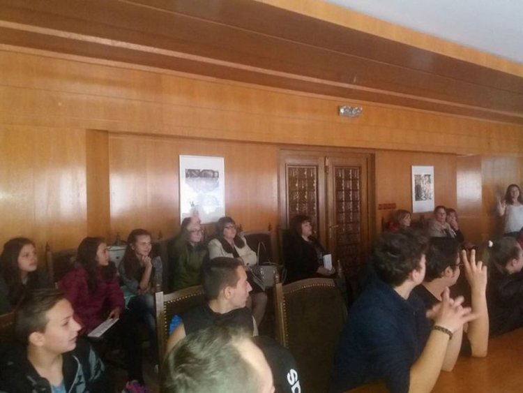 Да се въведат ли задължителни ученически униформи дебатираха тийнейджъри