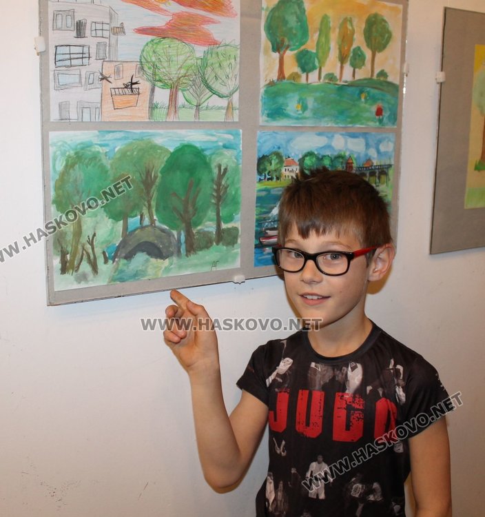 Първа изложба от свои рисунки откриха децата от клуб "С молив и четка" в Средно училище "Любен Каравелов"