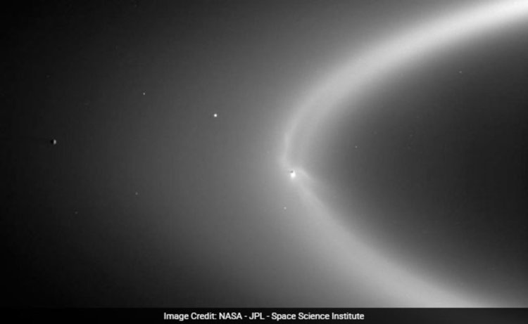 Снимка на Титан при последното приближаване на "Касини"