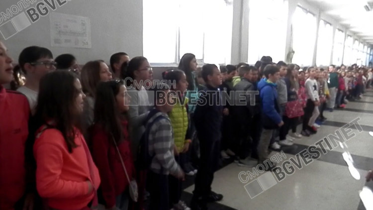 Ученици масово рецитират стихове, отбелязват Вазови дни