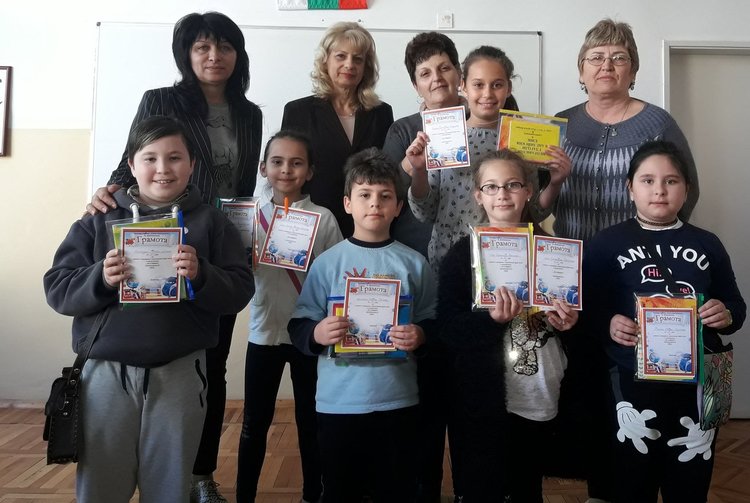 Победителите от две състезания - „Аз общувам с Европа“ и „Аз и буквите“ получиха своите отличия на церемония в ОУ "Ал.Константинов"