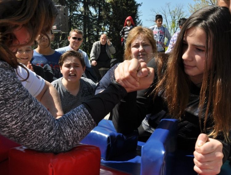 Деца се състезаваха по канадска борба в центъра на Кърджали