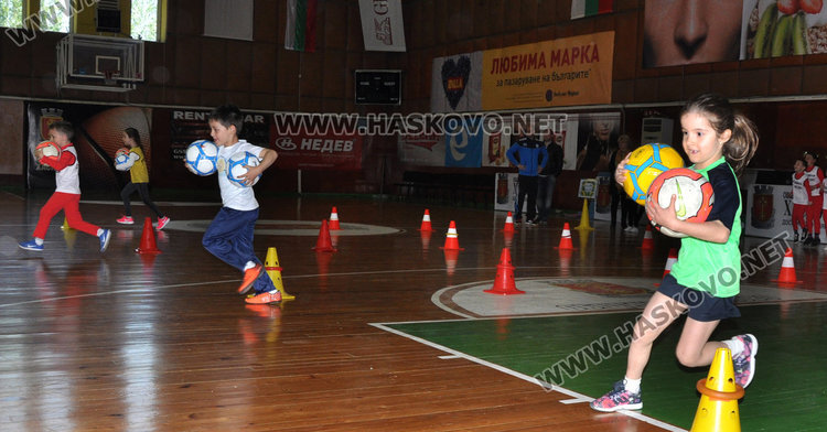4 забавачки в състезание „Най-малките слънца на Хасково“