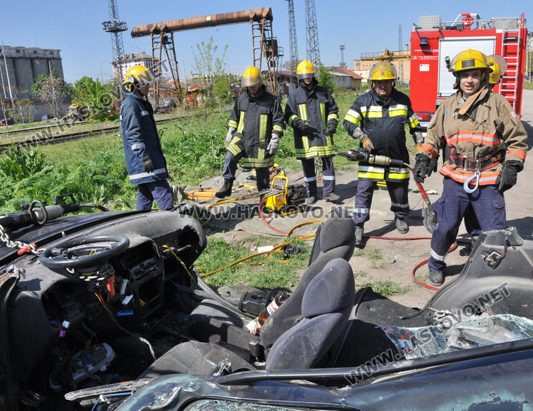 Пожарникари на тренинг за спасяване на пострадали в катастрофи