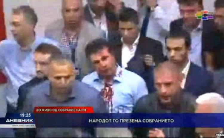 Македонският парламент в кръв, пребиха лидера на СДСМ