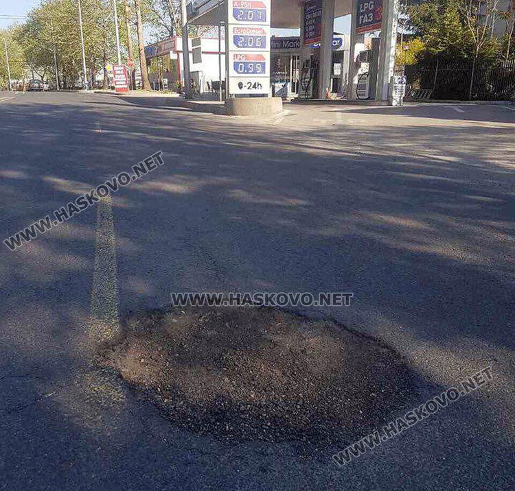 Зейнали ями по бул. “Съединение” пукат гуми, ВиК асфалтира шахтите 