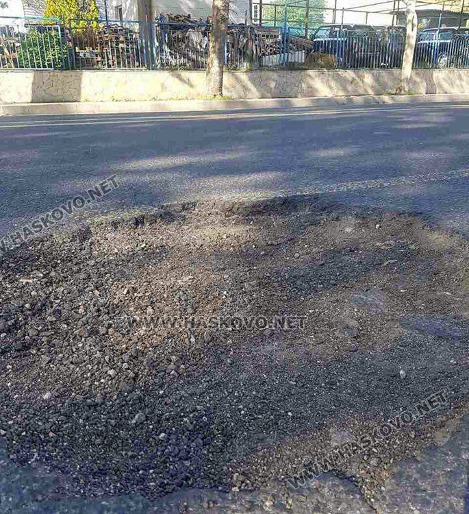 Зейнали ями по бул. “Съединение” пукат гуми, ВиК асфалтира шахтите 