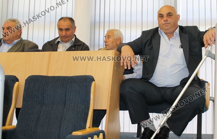 На сесията днес присъстваха новоизбраният временен кмет Вангел Попов вляво и досегашният Антон Илиев