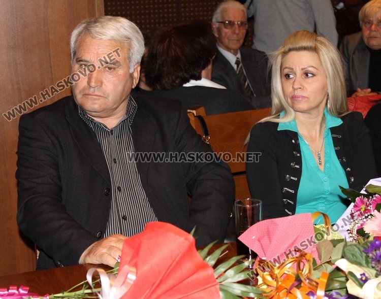 Романът, разказващ живота на Митю Вълчев носи заглавието "Богатството на добротата"