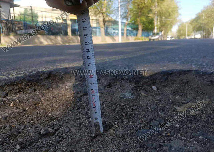 Зейнали ями по бул. “Съединение” пукат гуми, ВиК асфалтира шахтите 