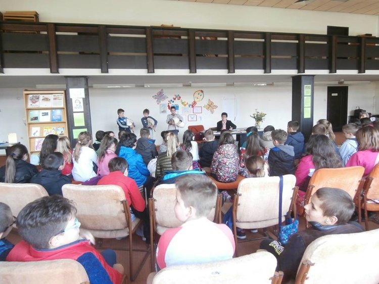 Ученици се срещнаха с детската писателка Мария Маринова