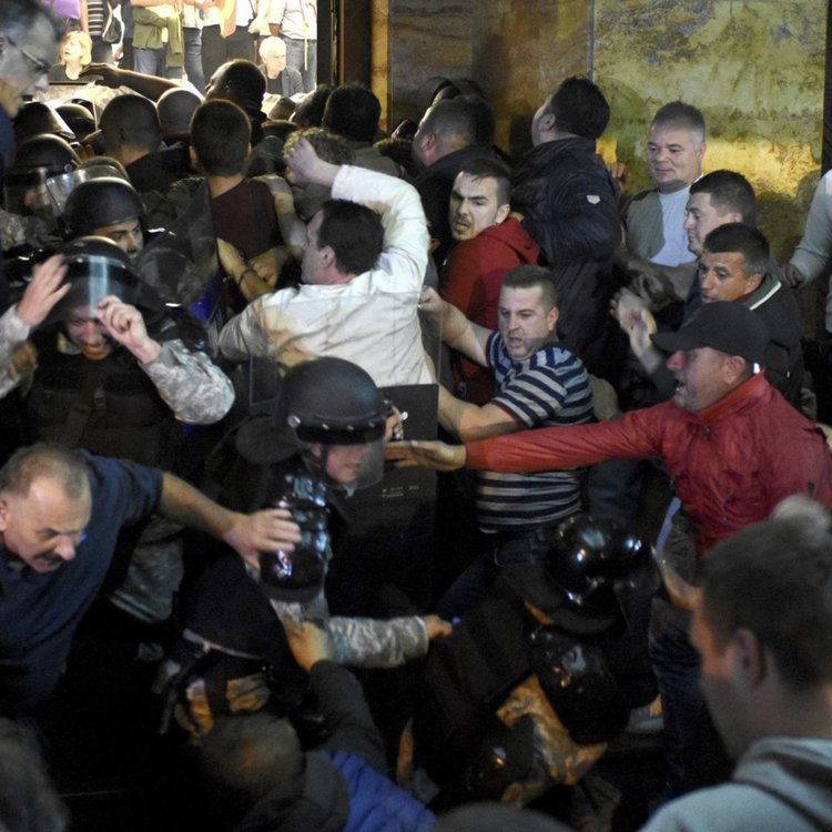 Скопие пламна, призиви за спокойствие и разум