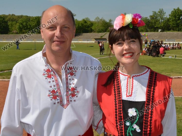 Рейчъл със зам.директора на гимназията Димитър Делев