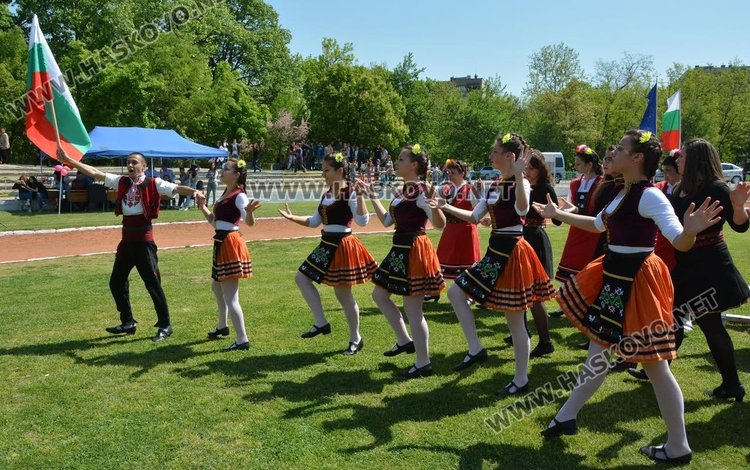 Американска преподавателка се влюби в българските народни танци
