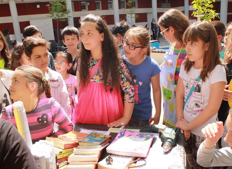 Вдигнаха "Трон на читателя" в димитровградската библиотека