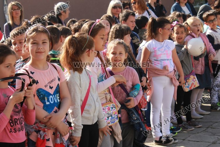 Средно училище "Любен Каравелов" почете своя патрон