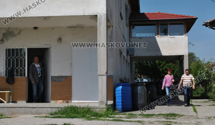 Запечатаха цеха за черва, вмирисал Книжовник