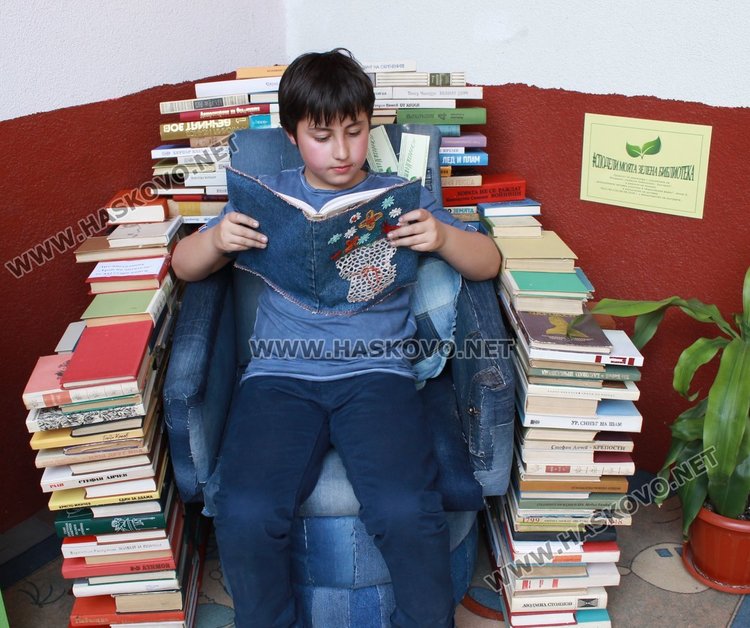 "Трон на читателя" е разположен до входа на детската читалня