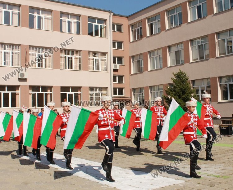 Средно училище "Любен Каравелов" почете своя патрон