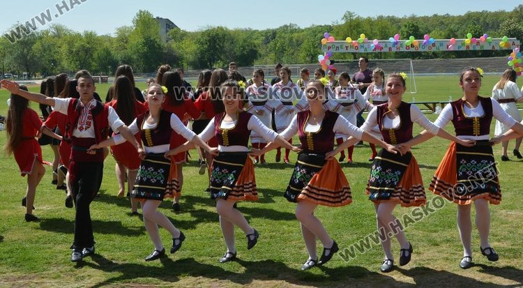 Американска преподавателка се влюби в българските народни танци