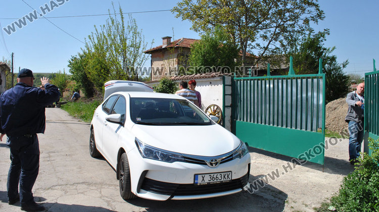 Запечатаха цеха за черва, вмирисал Книжовник