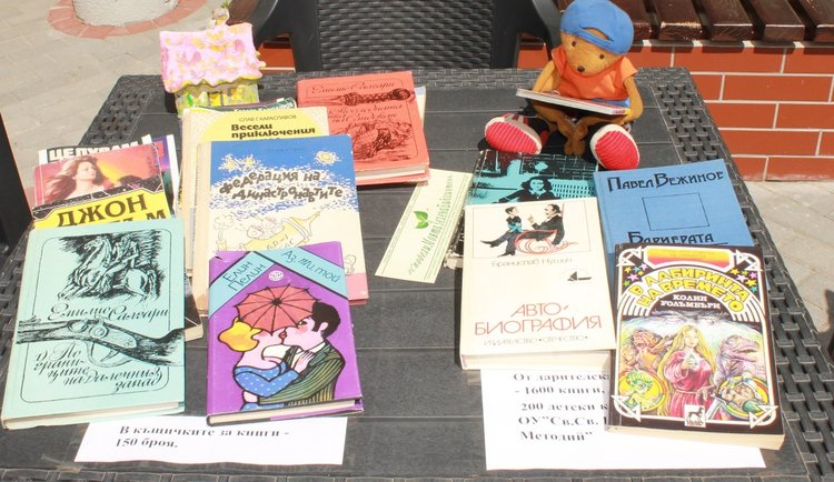 Част от книгите, които са били облепени с фолио