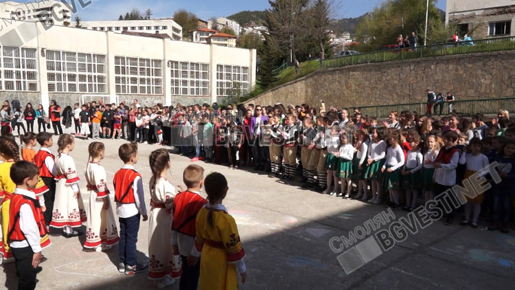 Близо 500 деца рецитираха в хор "Аз съм българче"