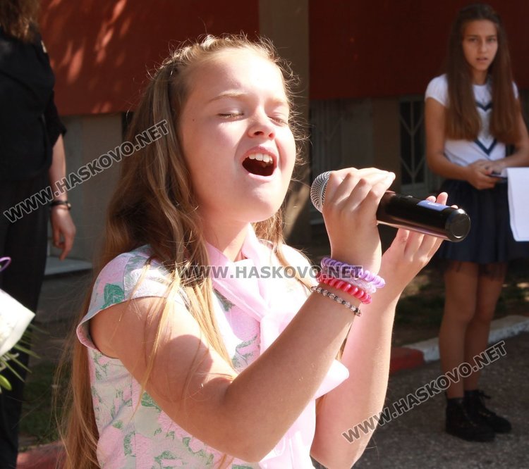 Ивон Иванова изпълни песен