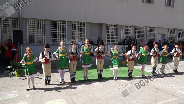 Близо 500 деца рецитираха в хор "Аз съм българче"