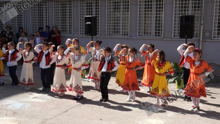 Близо 500 деца рецитираха в хор "Аз съм българче"