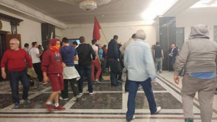 Над 30 ранени в сблъсъците пред парламента в Скопие (видео)