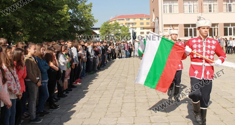 Средно училище "Любен Каравелов" почете своя патрон