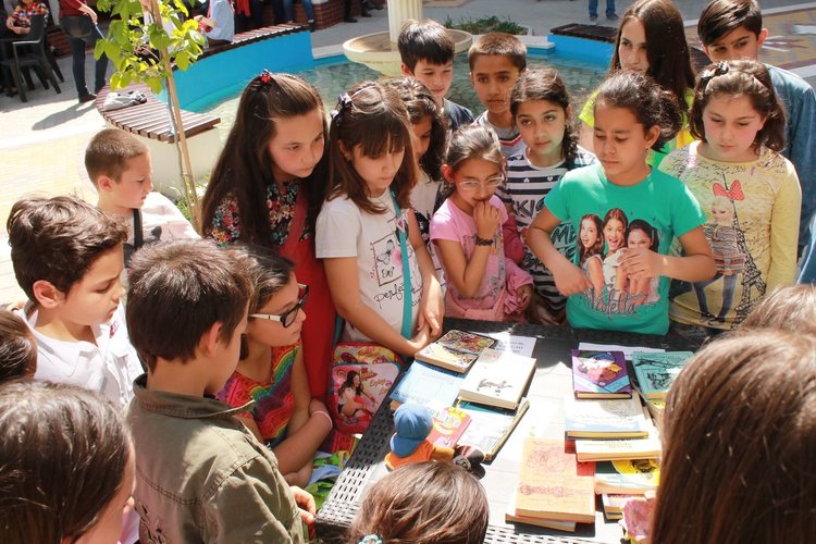 Вдигнаха "Трон на читателя" в димитровградската библиотека