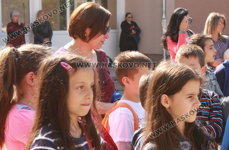 Средно училище "Любен Каравелов" почете своя патрон