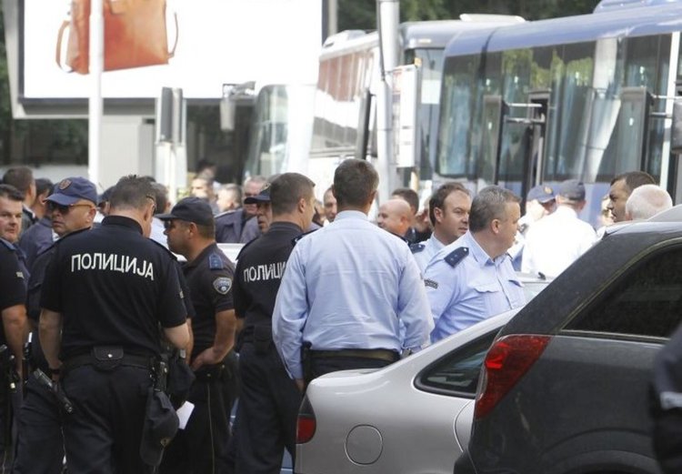 Полицейски части пред парламента в Скопие